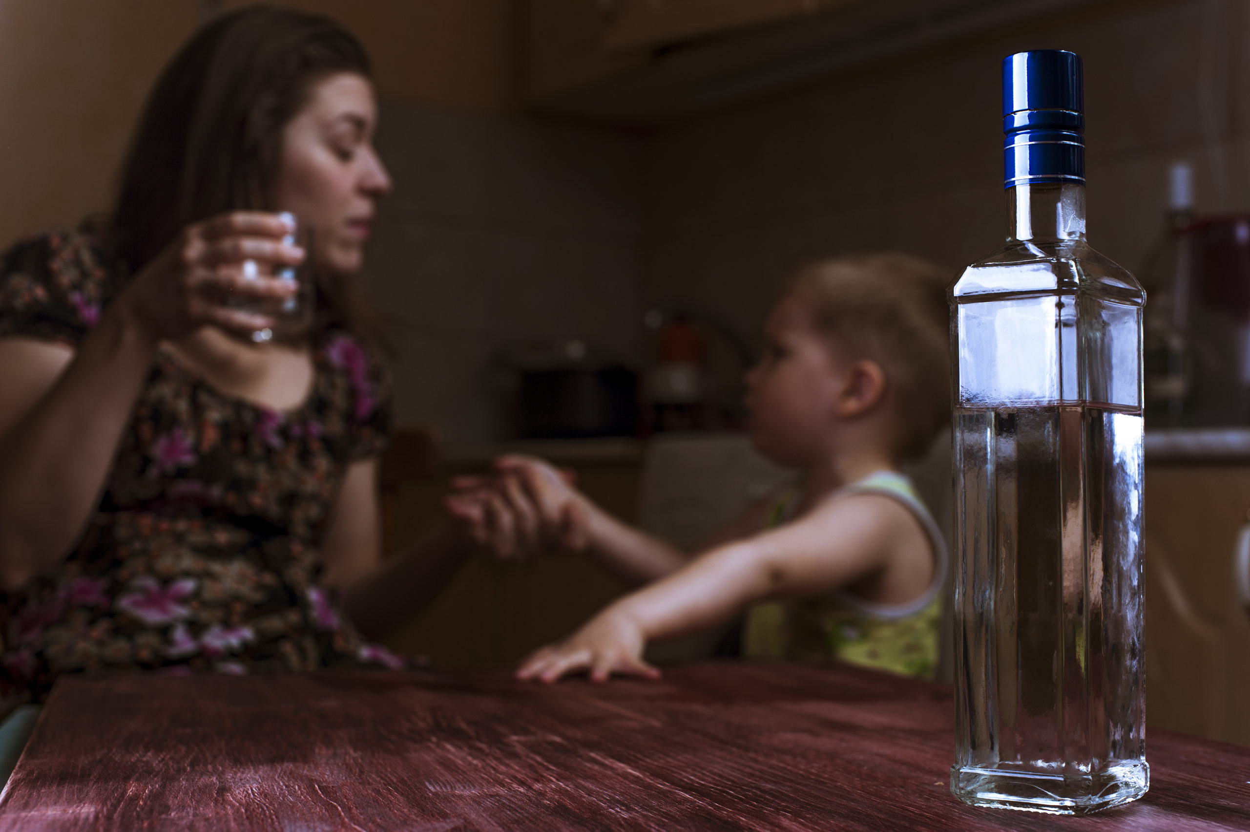 Drink mom. Алкоголизм в семье. Семья алкоголиков. Семейное неблагополучие. Пьющие родители.